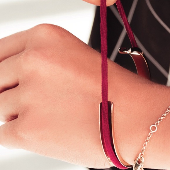 ♦️FINAL♦️HAIR TIE HOLDER & WRIST CUFF IN GOLD - Picture 4 of 5